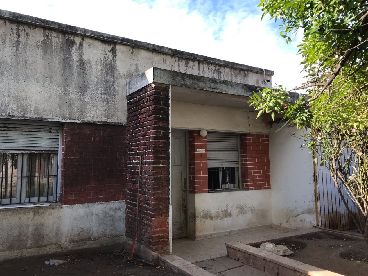 VILLA ADELA, LINDA ZONA, AMPLIA VIVIENDA.-  