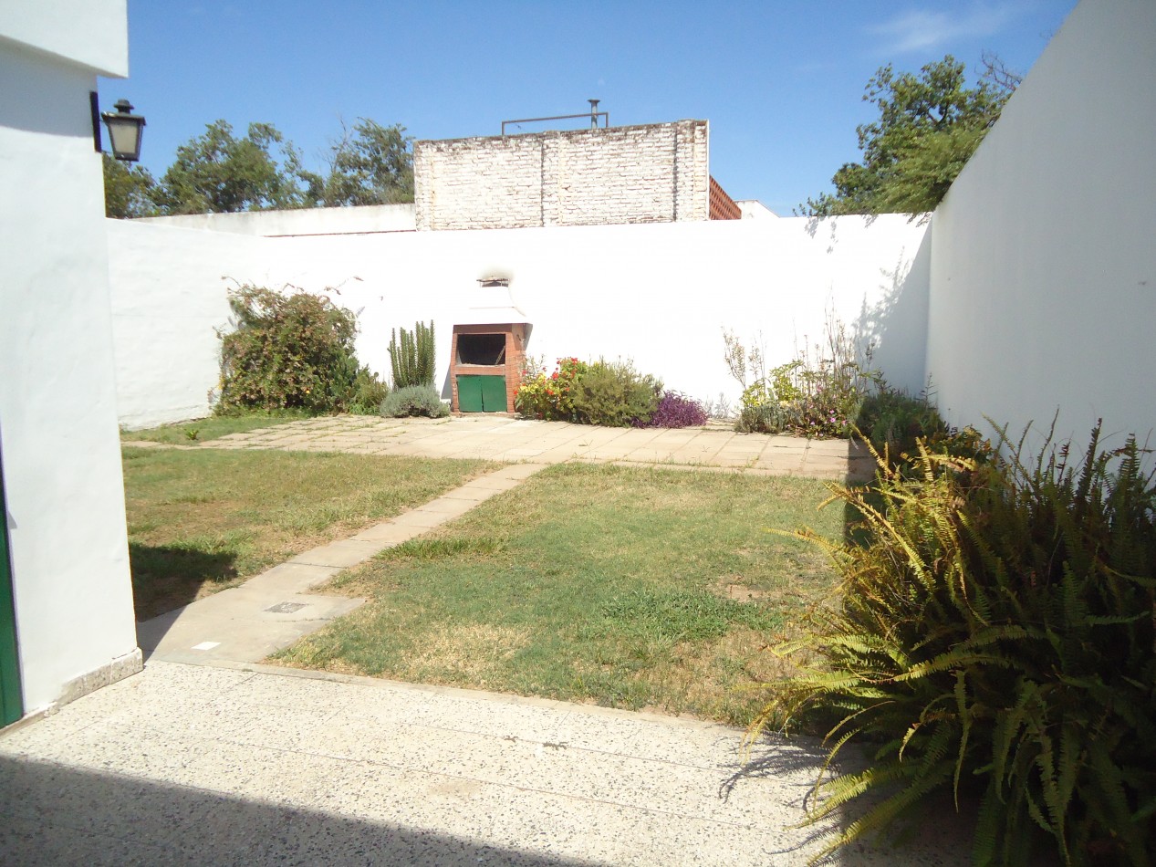 LOS PLATANOS, AMPLIA PROPIEDAD, HERMOSA ZONA.- 