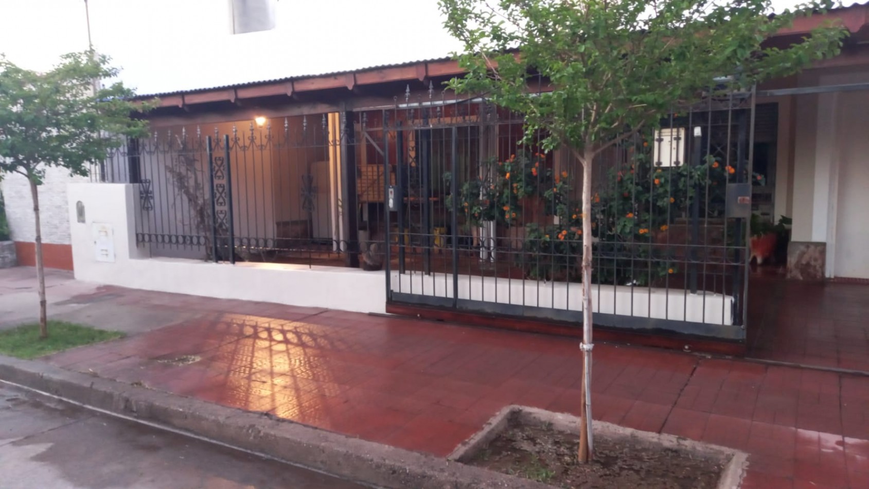 CASA CON DEPARTAMENTO PARA LA VENTA BARRIO LOS PLATANOS, EXCELENTE ENTORNO 