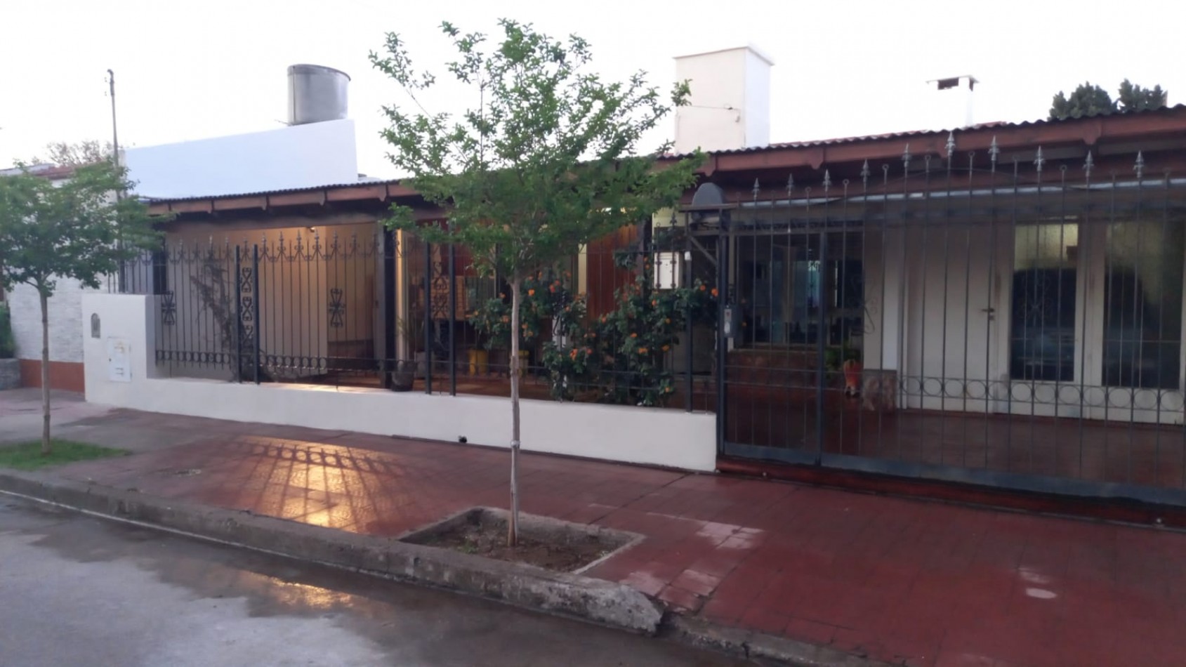 CASA CON DEPARTAMENTO PARA LA VENTA BARRIO LOS PLATANOS, EXCELENTE ENTORNO 