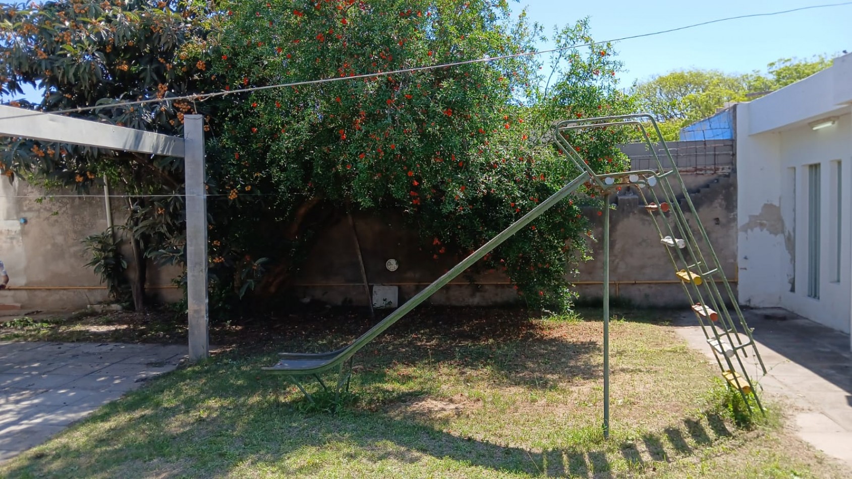CASA CON DEPARTAMENTO PARA LA VENTA BARRIO LOS PLATANOS, EXCELENTE ENTORNO 