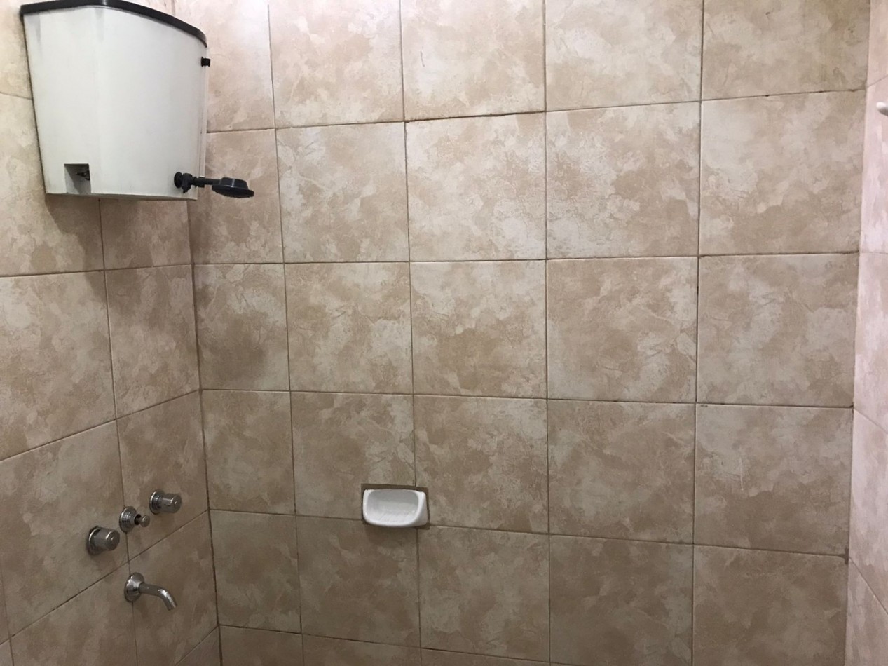 VILLA ADELA, DTO INTERNO CON INGRESO COMPARTIDO.- 