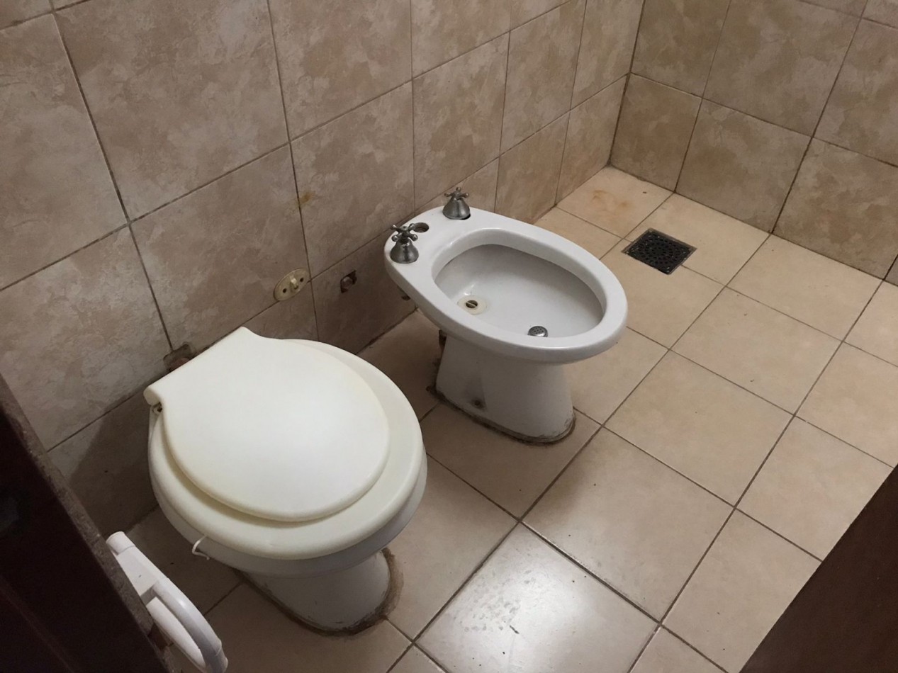 VILLA ADELA, DTO INTERNO CON INGRESO COMPARTIDO.- 