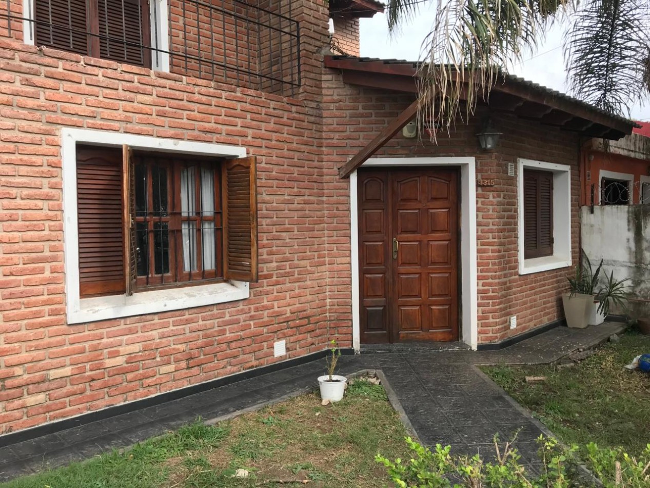 Moderna Casa en Dos Niveles - Venta en Barrio Los Platanos