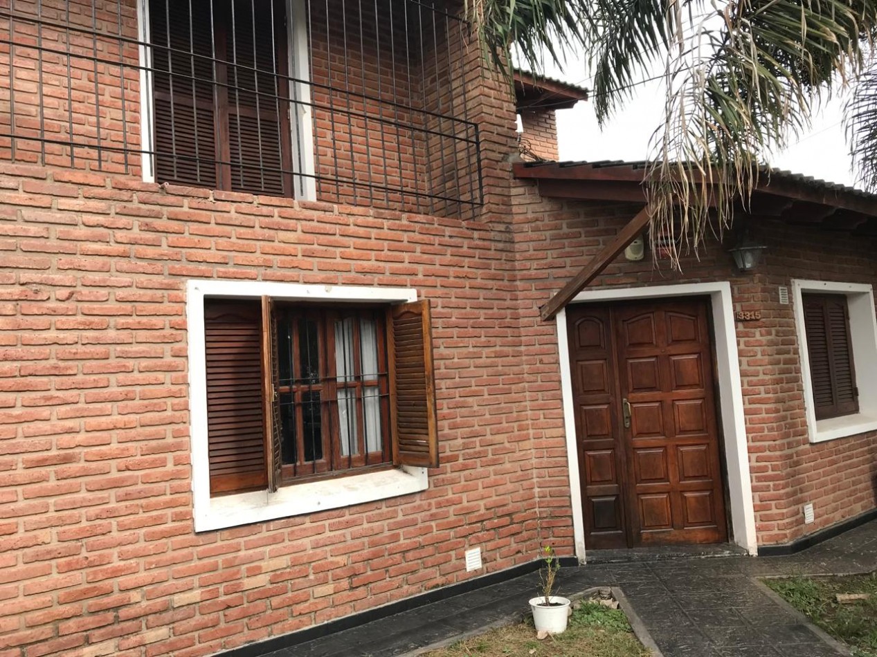 Moderna Casa en Dos Niveles - Venta en Barrio Los Platanos