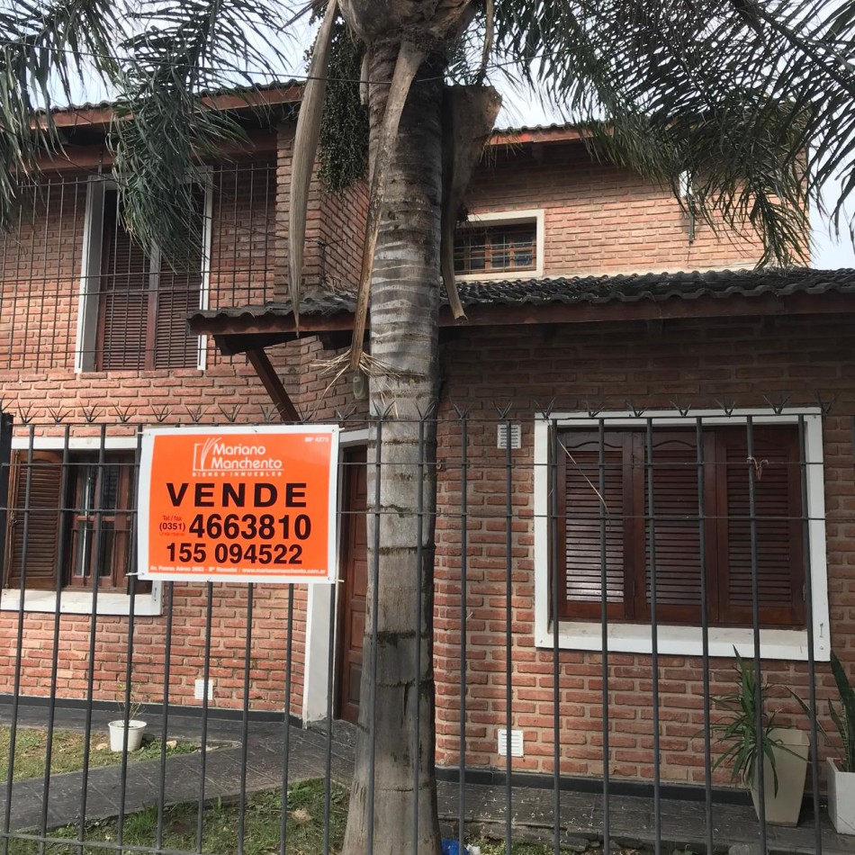 Moderna Casa en Dos Niveles - Venta en Barrio Los Platanos