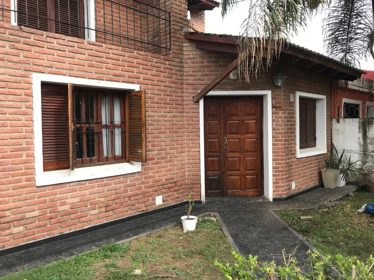 Moderna Casa en Dos Niveles - Venta en Barrio Los Platanos