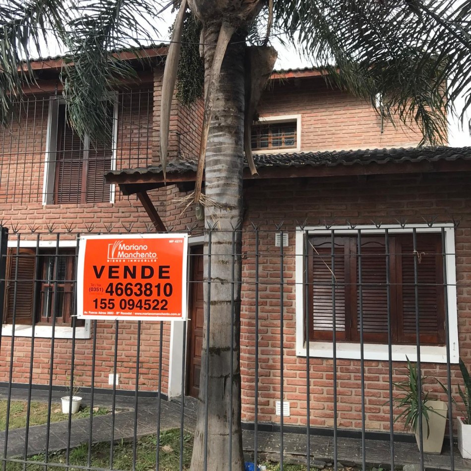 Moderna Casa en Dos Niveles - Venta en Barrio Los Platanos