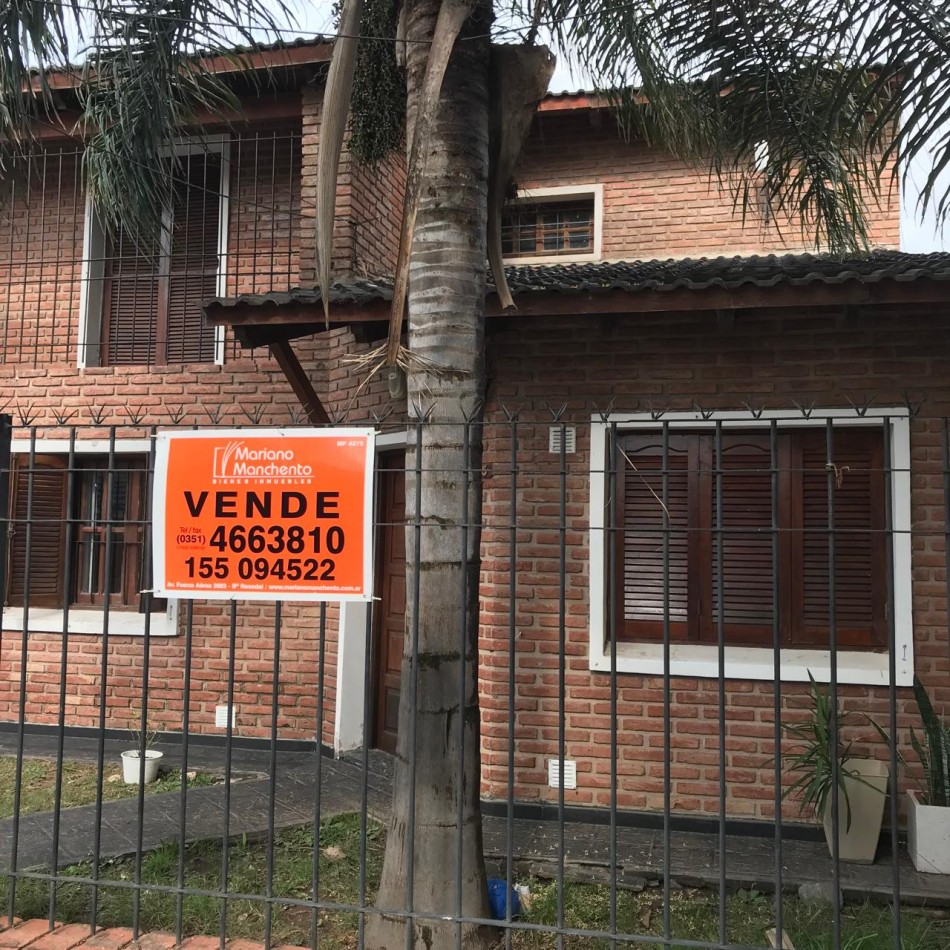 Moderna Casa en Dos Niveles - Venta en Barrio Los Platanos