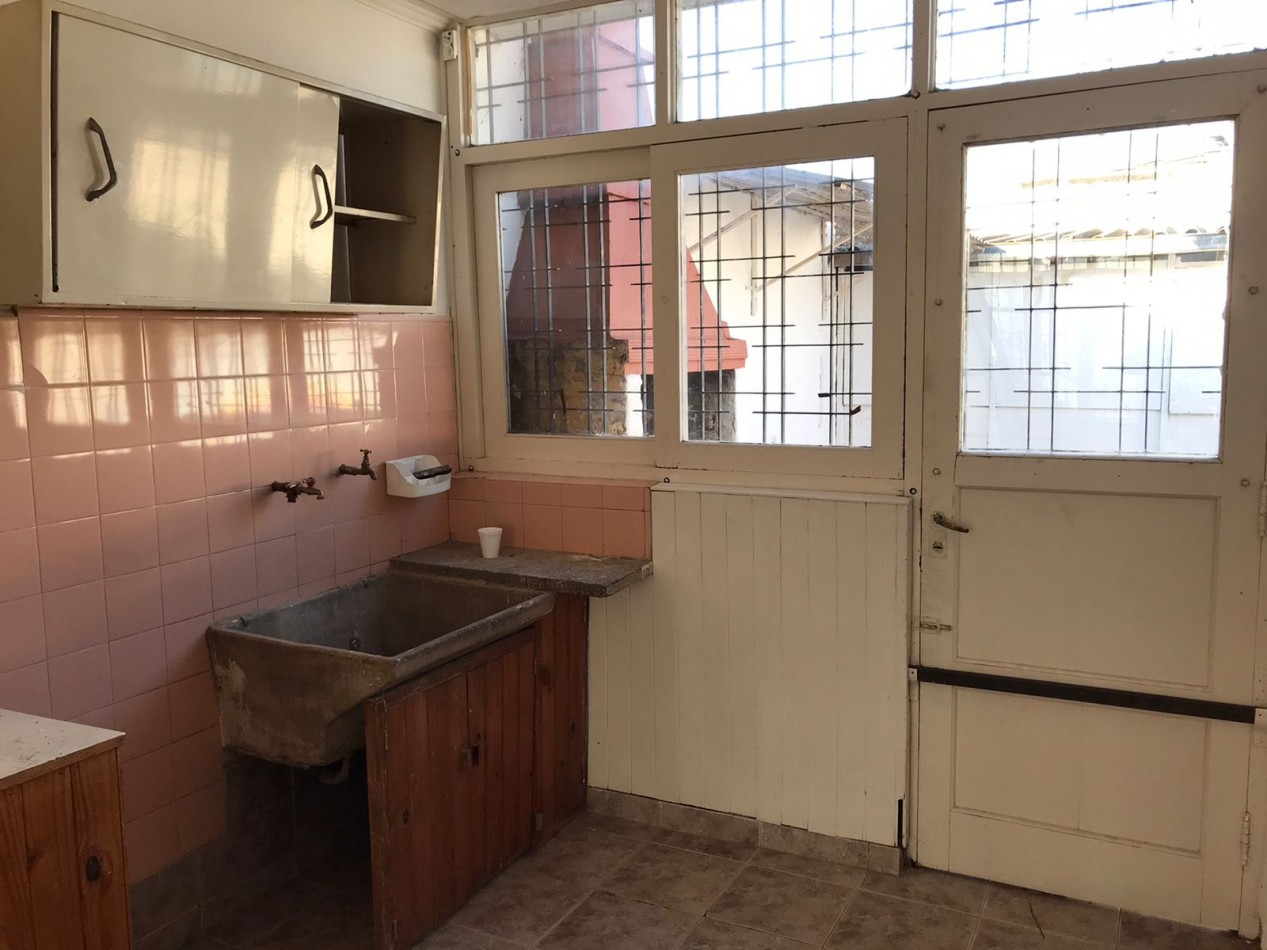 SE ALQUILA CASA ESQUINA CON PEQUEÑO GALPON, BARRIO ATE