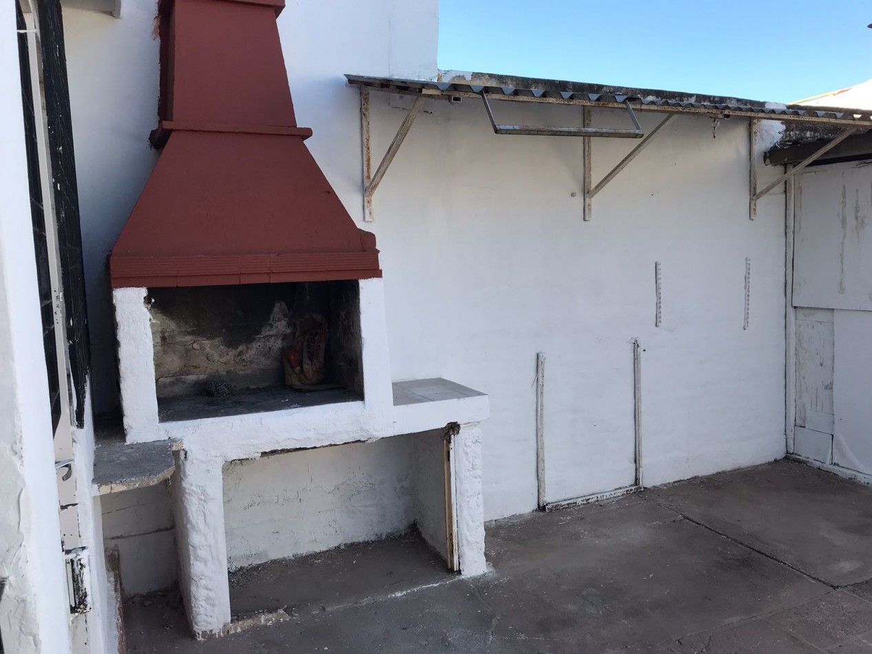 SE ALQUILA CASA ESQUINA CON PEQUEÑO GALPON, BARRIO ATE