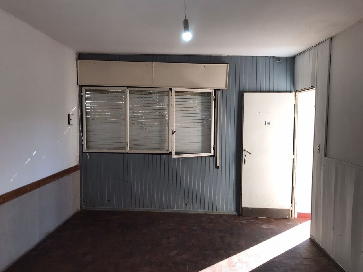SE ALQUILA CASA ESQUINA CON PEQUEÑO GALPON, BARRIO ATE
