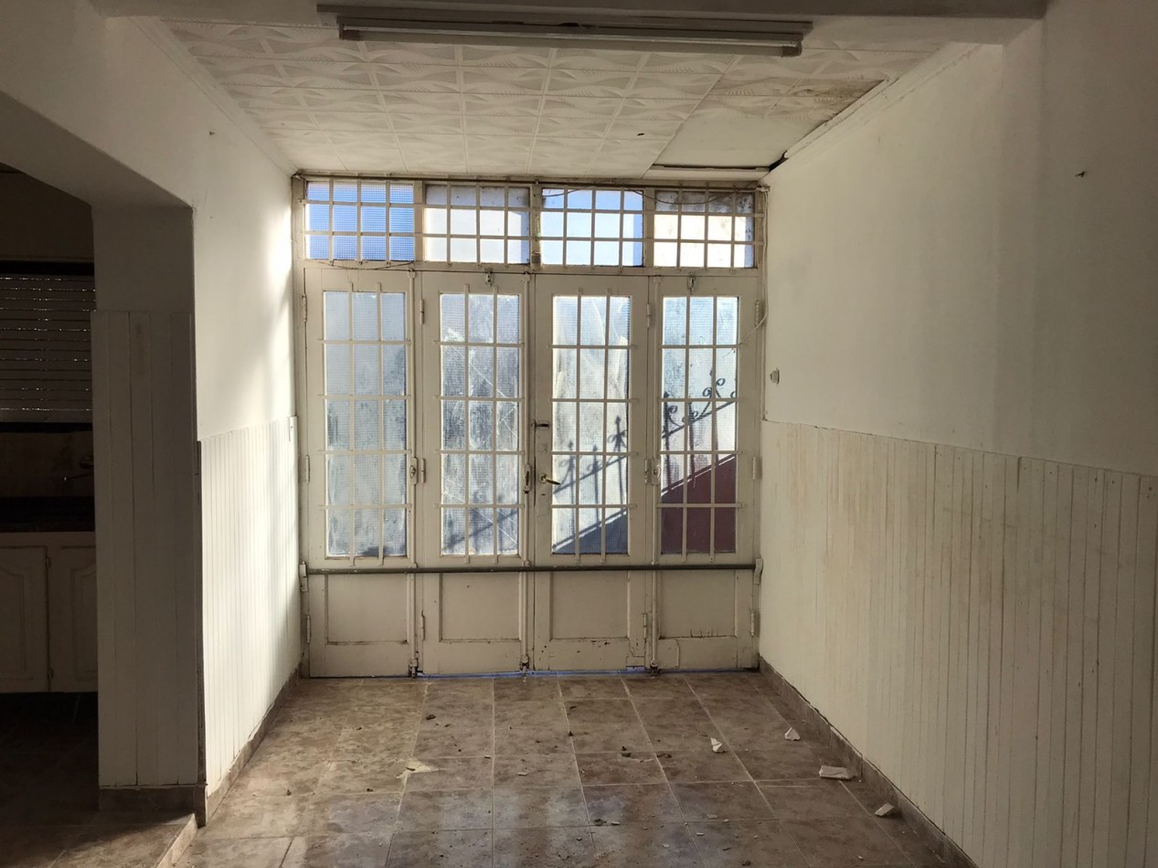 SE ALQUILA CASA ESQUINA CON PEQUEÑO GALPON, BARRIO ATE