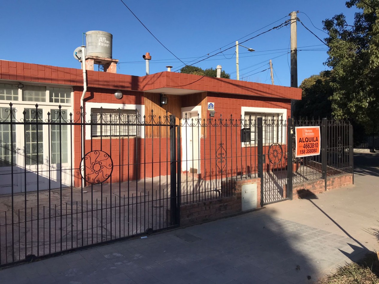 SE ALQUILA CASA ESQUINA CON PEQUEÑO GALPON, BARRIO ATE