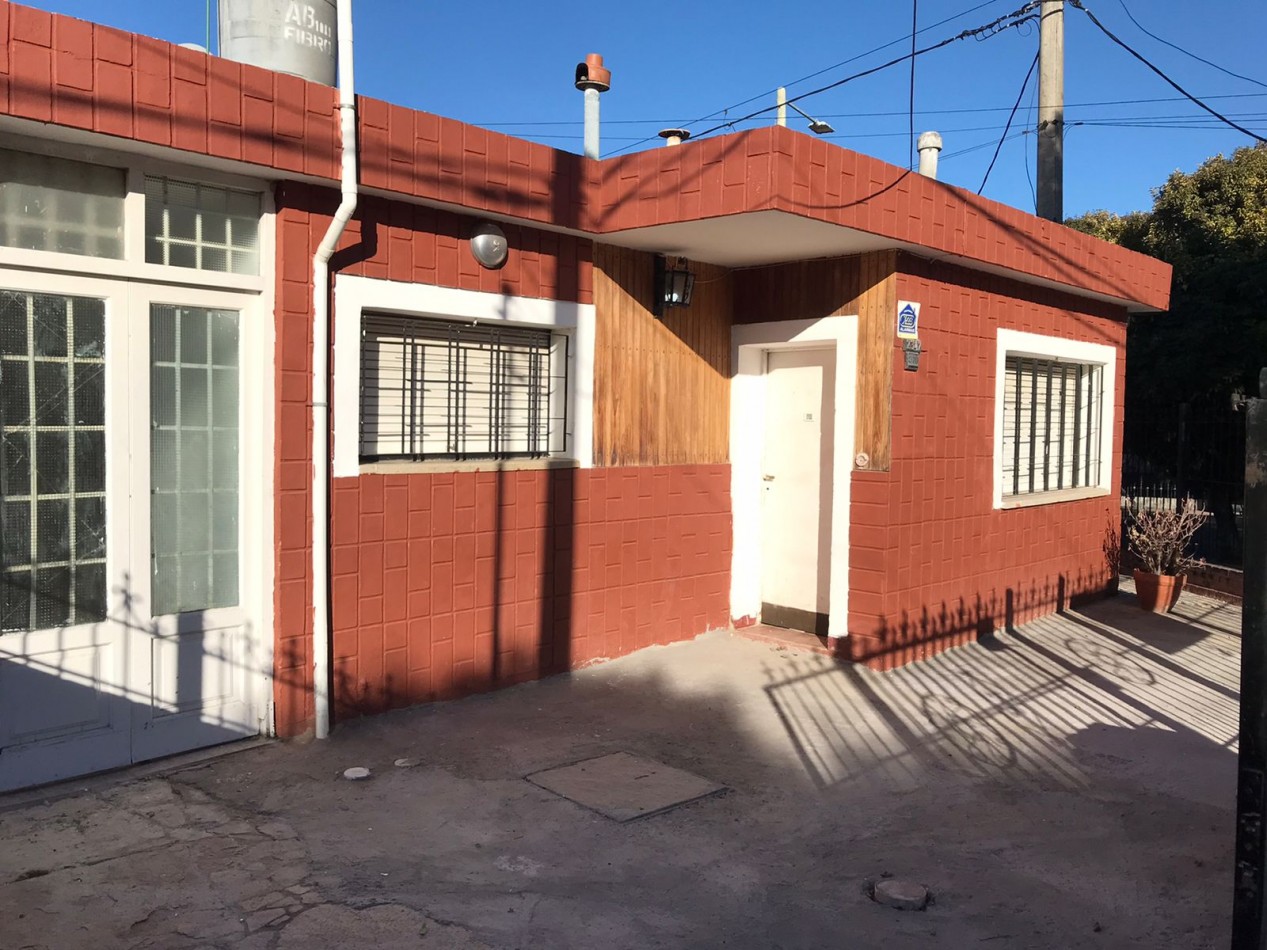 SE ALQUILA CASA ESQUINA CON PEQUEÑO GALPON, BARRIO ATE