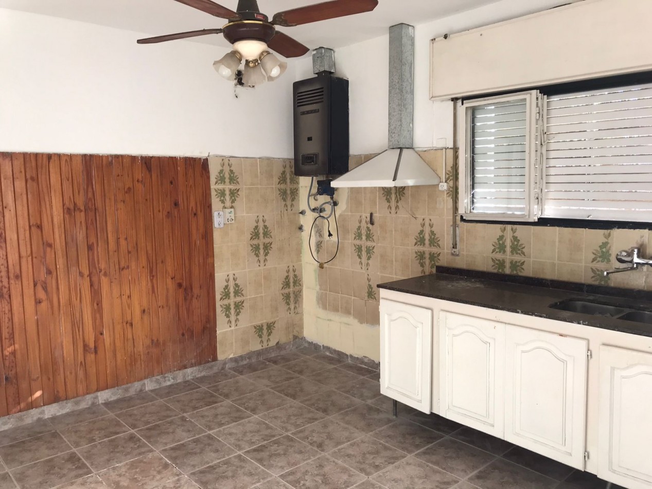 SE ALQUILA CASA ESQUINA CON PEQUEÑO GALPON, BARRIO ATE