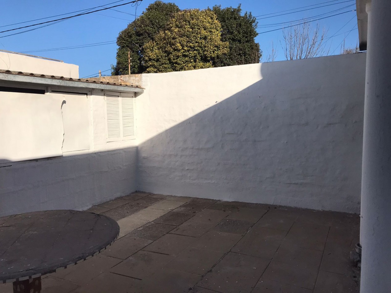 SE ALQUILA CASA ESQUINA CON PEQUEÑO GALPON, BARRIO ATE