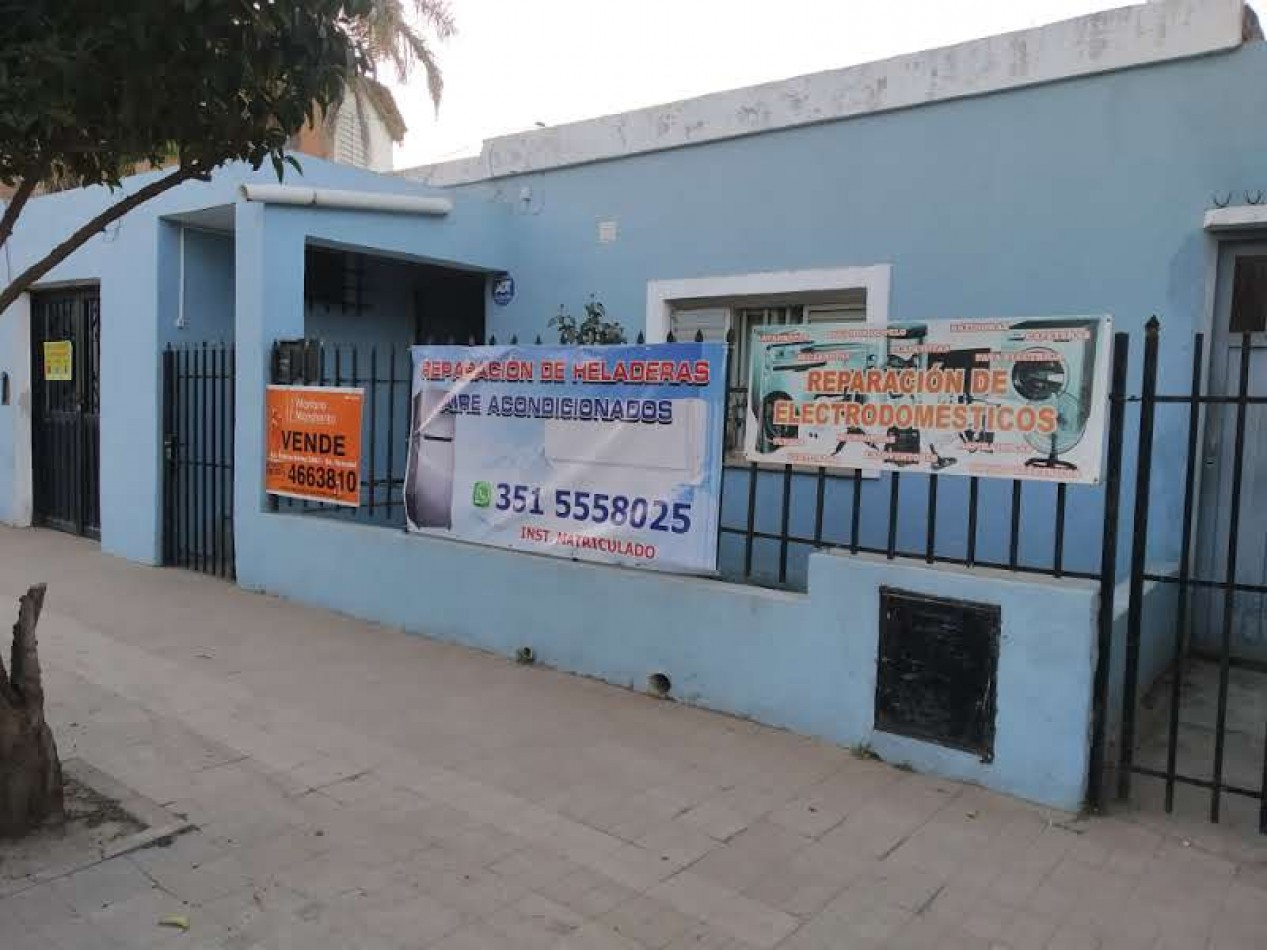 Villa Adela, linda zona a metros de calle principal del barrio.- 
