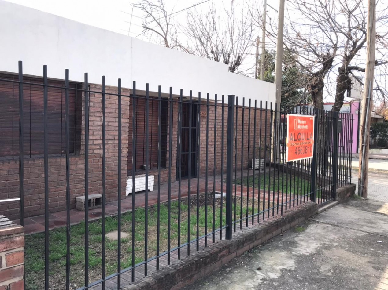 B° AMEGHINO SUR, IMPECABLE VIVIENDA ESQUINA, A METROS DE RUTA 20.- 