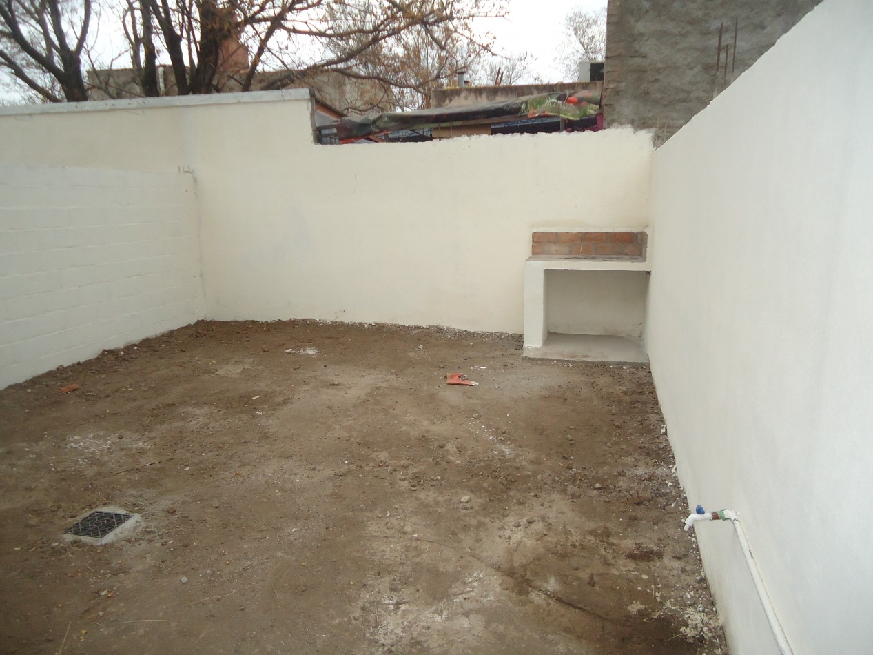 B° Estacion Flores, linda zona, dto sobre un pasaje muy seguro sin circulacion de transito.-  