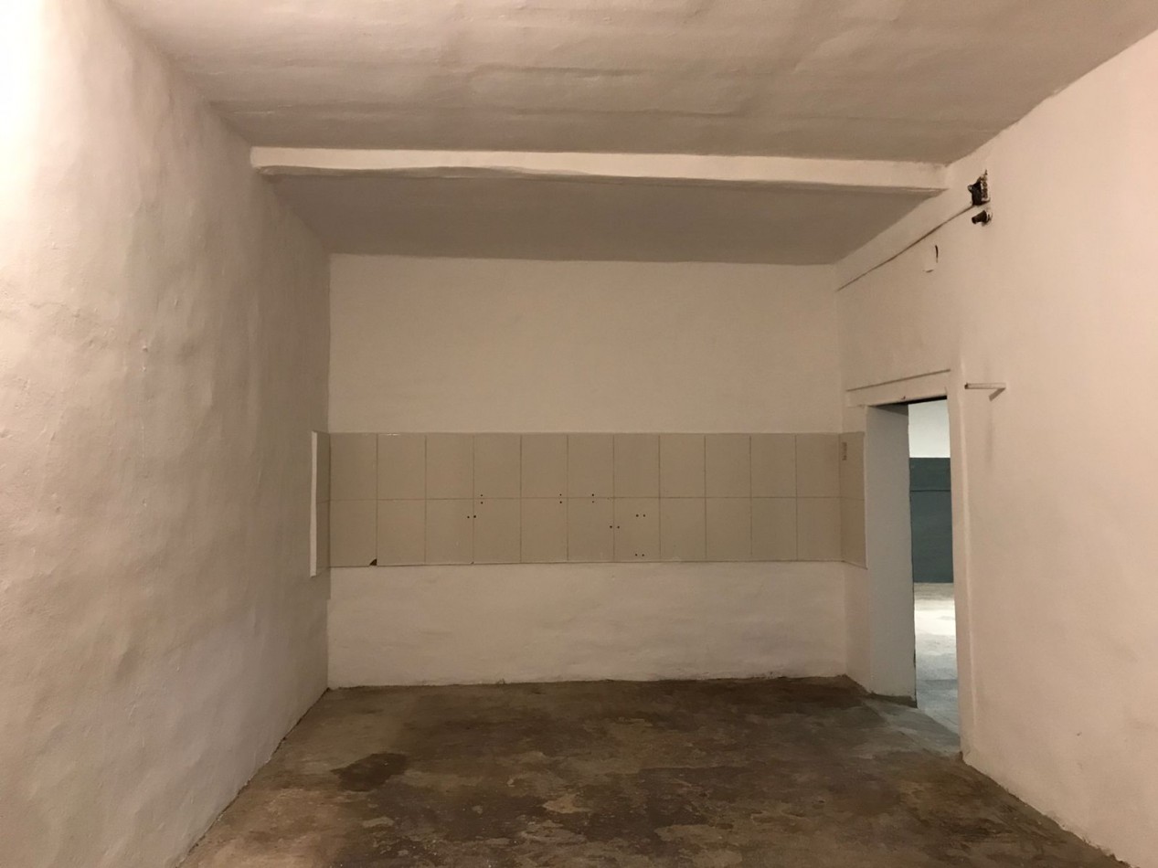 Salon comercial con local, espectacular zona sobre calle cacheuta.- 