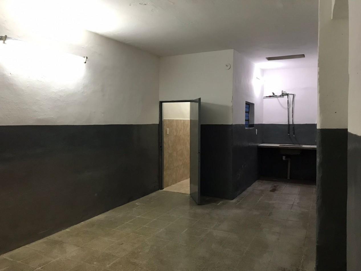 Salon comercial con local, espectacular zona sobre calle cacheuta.- 