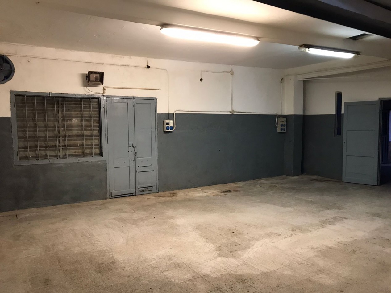 Salon comercial con local, espectacular zona sobre calle cacheuta.- 