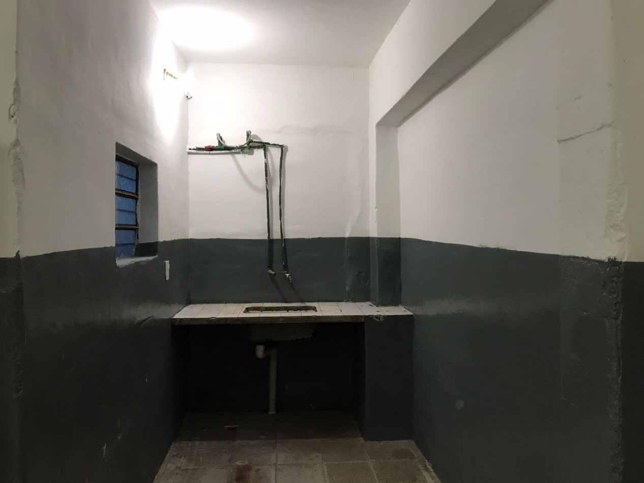 Salon comercial con local, espectacular zona sobre calle cacheuta.- 