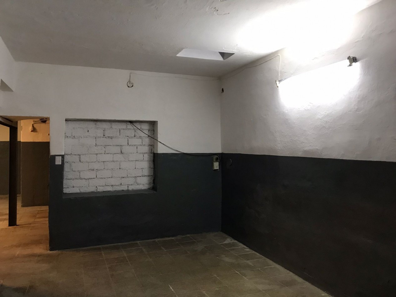 Salon comercial con local, espectacular zona sobre calle cacheuta.- 