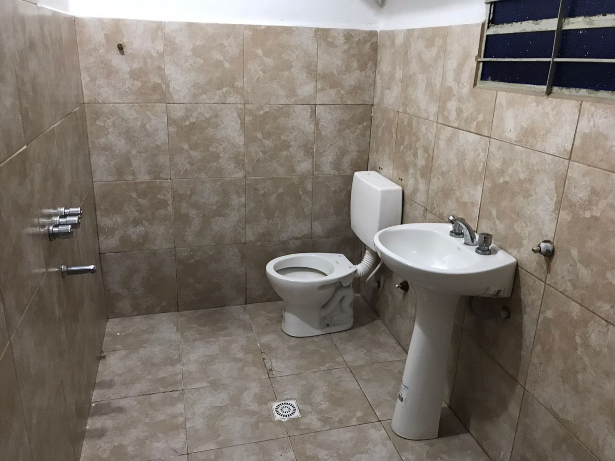 Salon comercial con local, espectacular zona sobre calle cacheuta.- 
