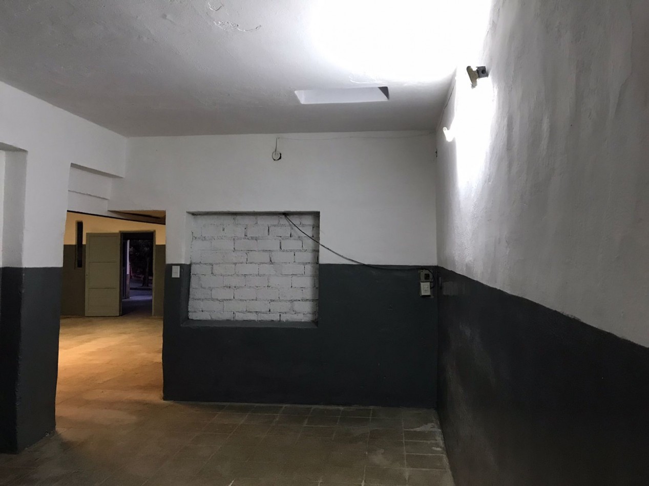 Salon comercial con local, espectacular zona sobre calle cacheuta.- 