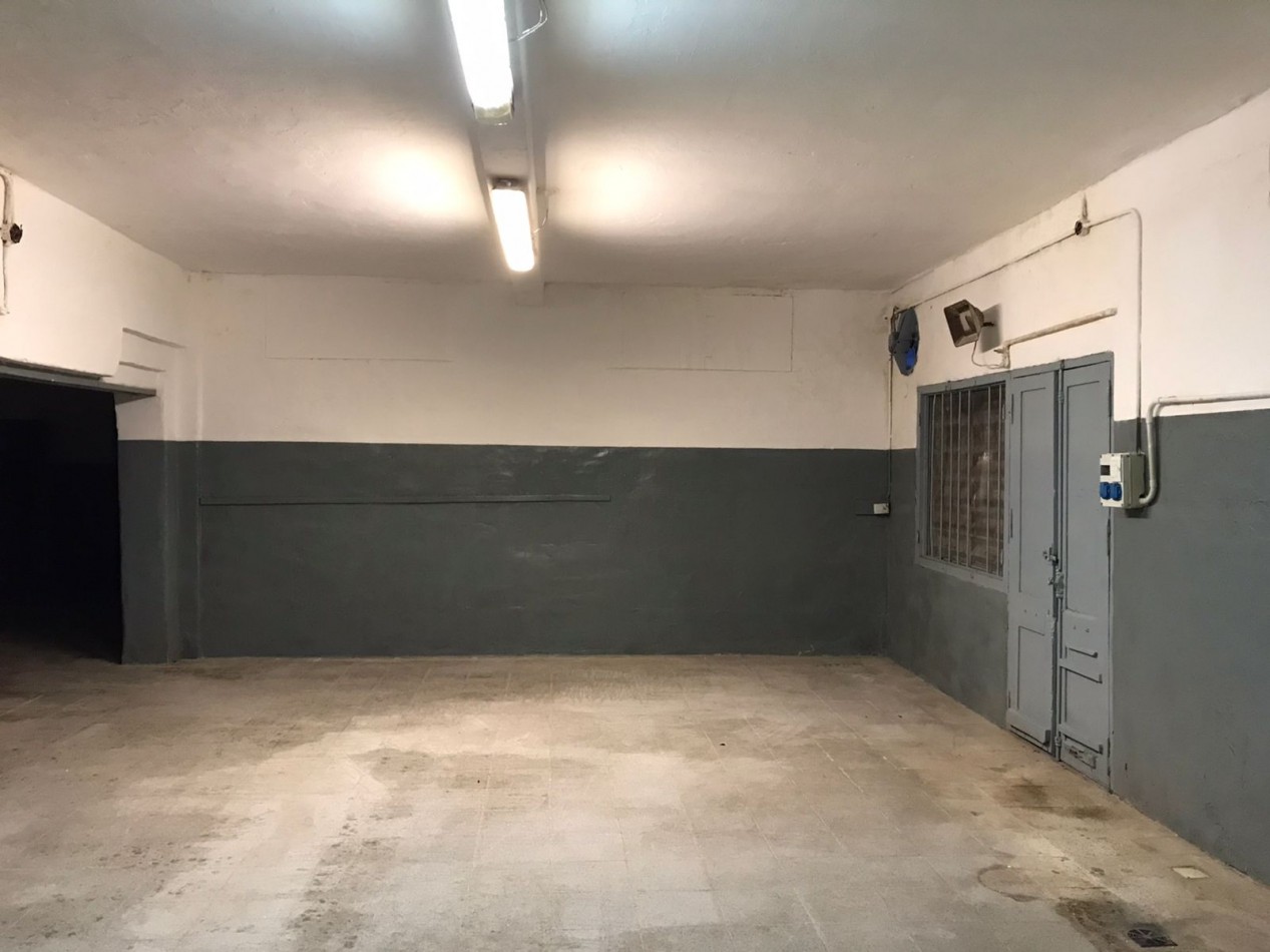 Salon comercial con local, espectacular zona sobre calle cacheuta.- 