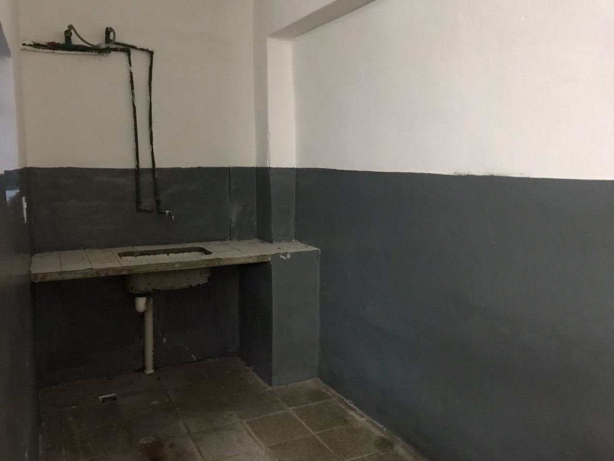 Salon comercial con local, espectacular zona sobre calle cacheuta.- 