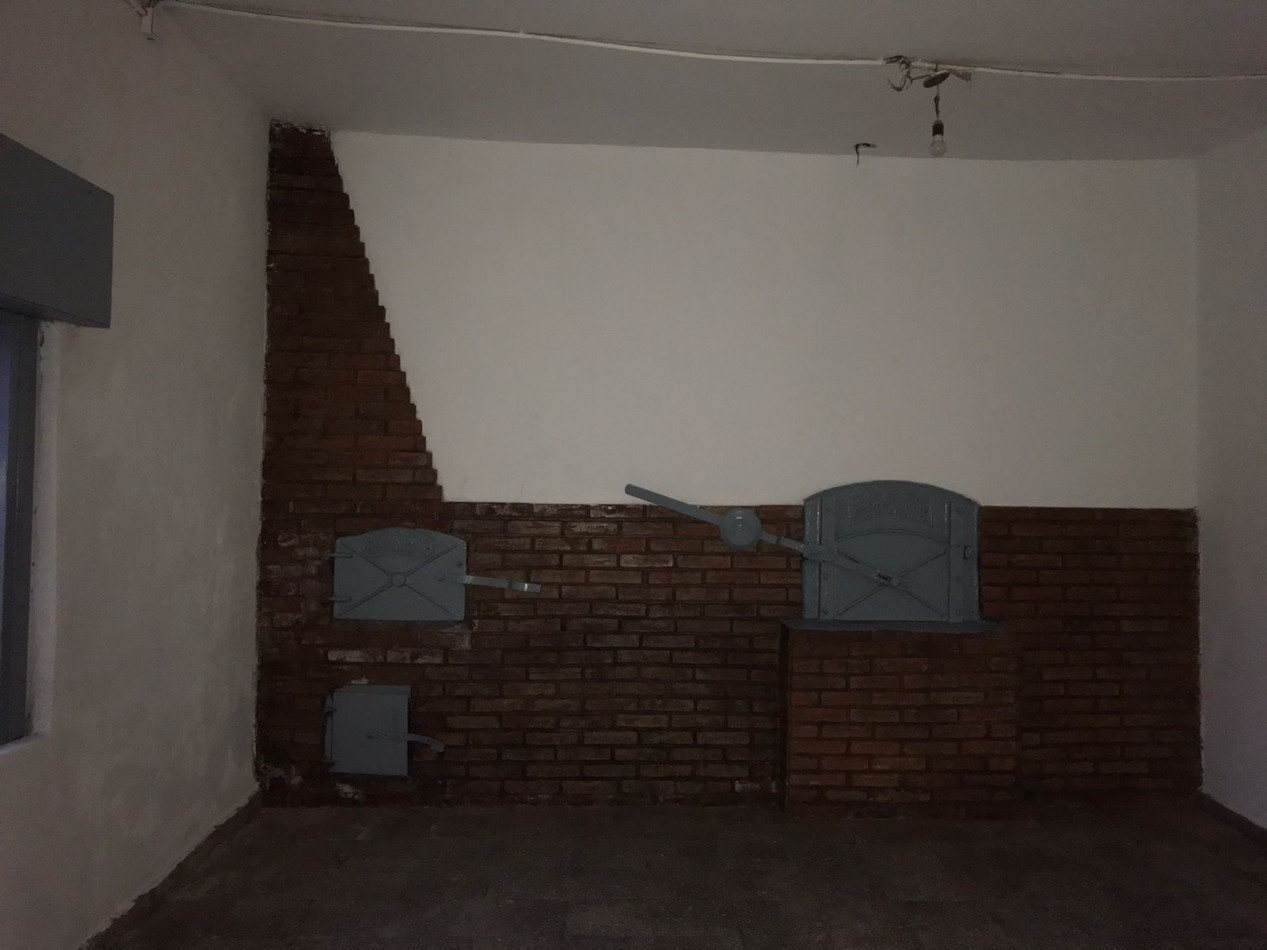 Salon comercial con local, espectacular zona sobre calle cacheuta.- 