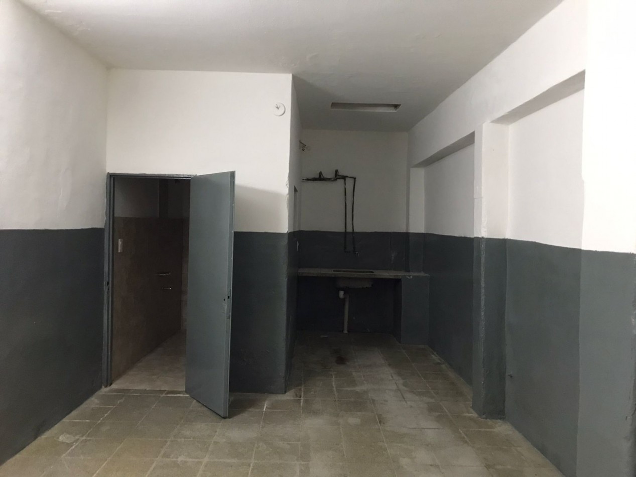 Salon comercial con local, espectacular zona sobre calle cacheuta.- 