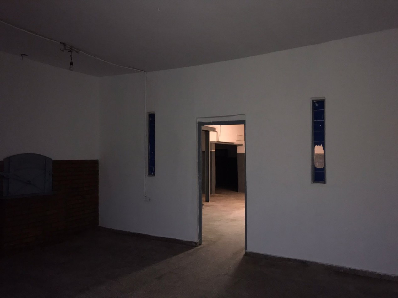 Salon comercial con local, espectacular zona sobre calle cacheuta.- 