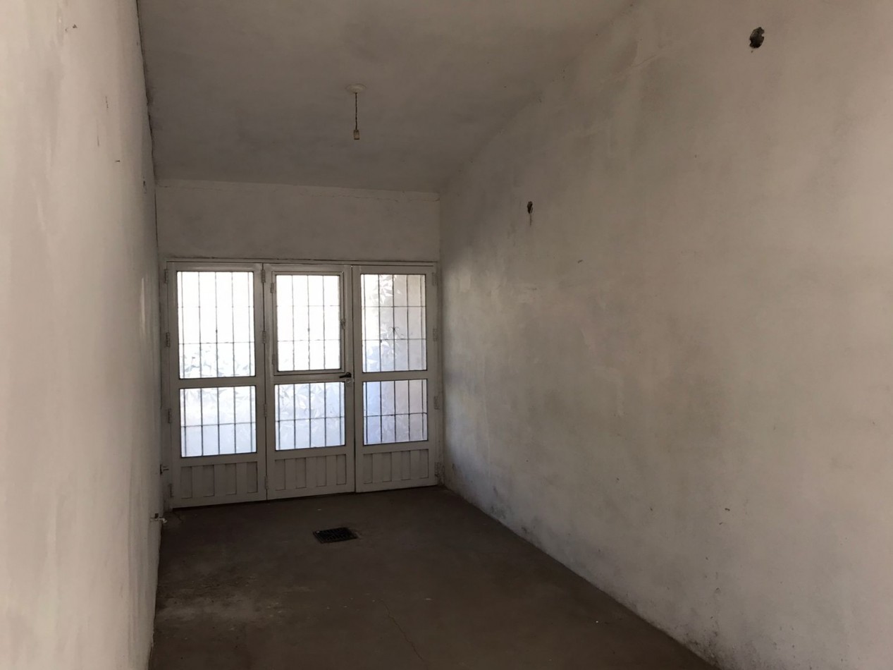 VILLA ADELA, MEJOR ZONA A SOLO UNA CUADRA DE RUTA 20.- IMPECABLE