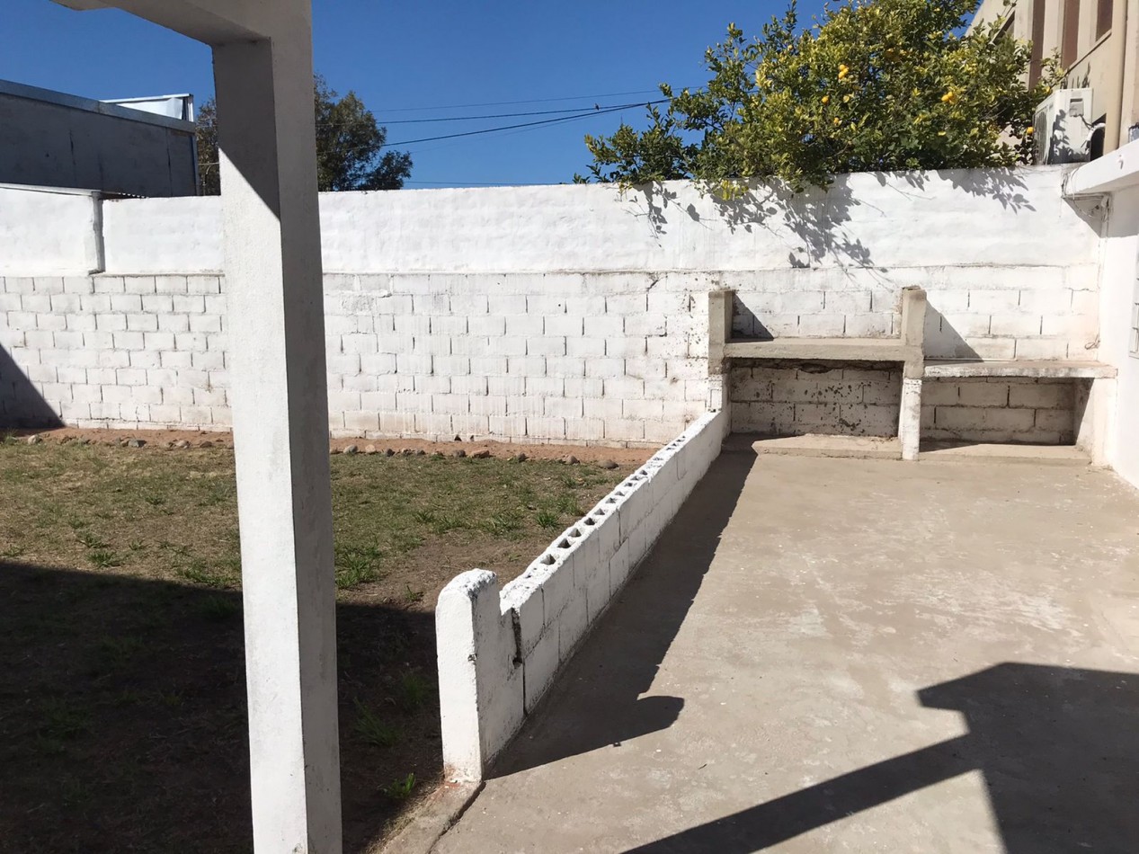 VILLA ADELA, MEJOR ZONA A SOLO UNA CUADRA DE RUTA 20.- IMPECABLE