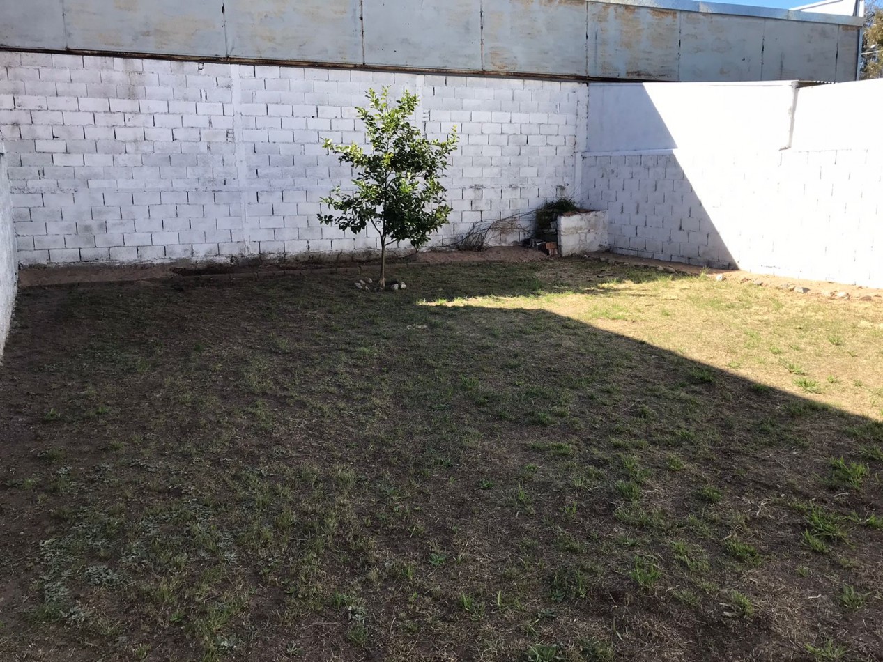 VILLA ADELA, MEJOR ZONA A SOLO UNA CUADRA DE RUTA 20.- IMPECABLE