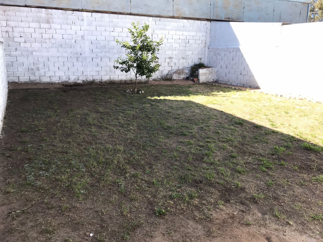 VILLA ADELA, MEJOR ZONA A SOLO UNA CUADRA DE RUTA 20.- IMPECABLE