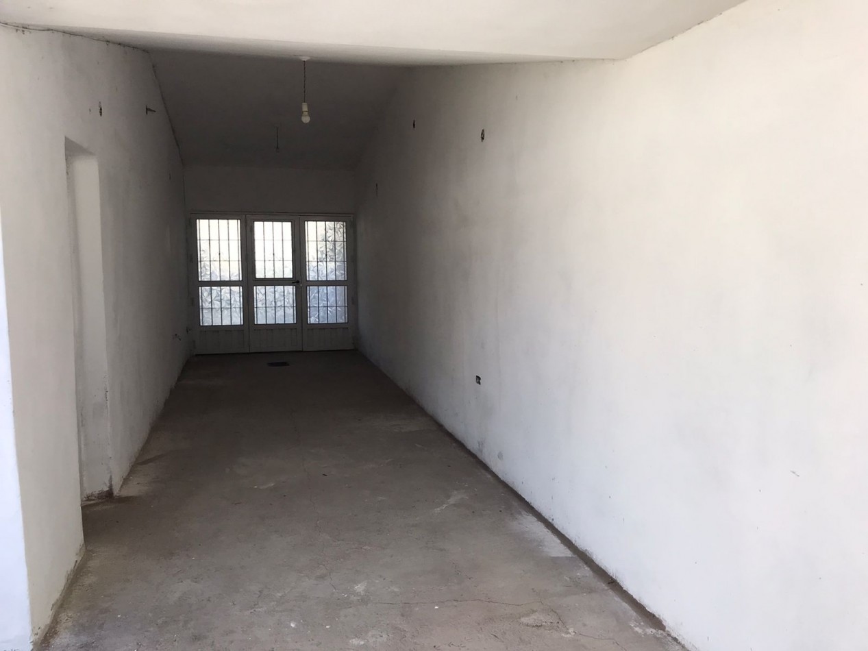 VILLA ADELA, MEJOR ZONA A SOLO UNA CUADRA DE RUTA 20.- IMPECABLE