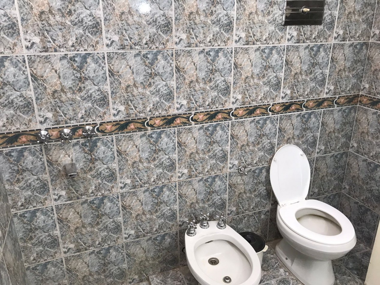 VILLA ADELA, MEJOR ZONA A SOLO UNA CUADRA DE RUTA 20.- IMPECABLE