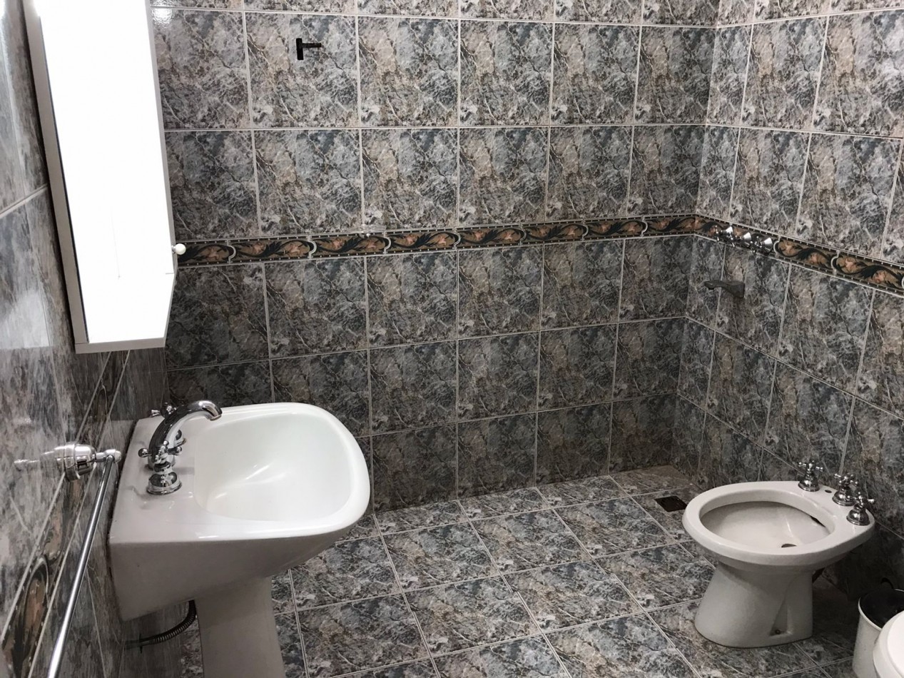 VILLA ADELA, MEJOR ZONA A SOLO UNA CUADRA DE RUTA 20.- IMPECABLE
