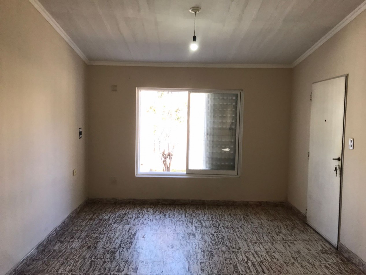 VILLA ADELA, MEJOR ZONA A SOLO UNA CUADRA DE RUTA 20.- IMPECABLE