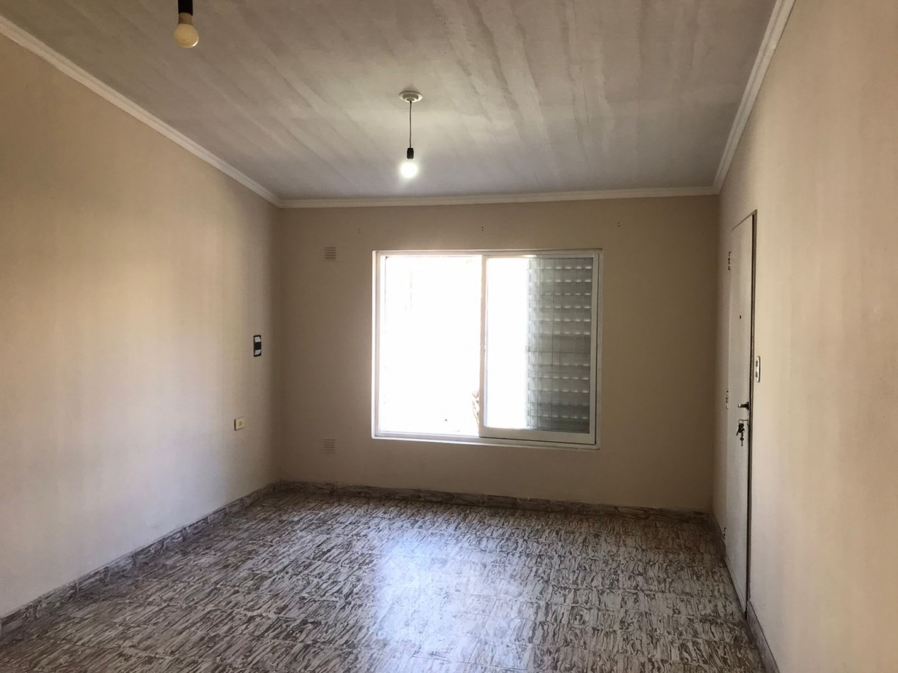 VILLA ADELA, MEJOR ZONA A SOLO UNA CUADRA DE RUTA 20.- IMPECABLE