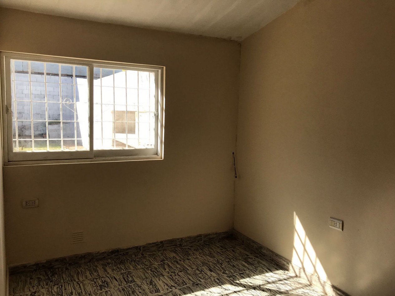 VILLA ADELA, MEJOR ZONA A SOLO UNA CUADRA DE RUTA 20.- IMPECABLE