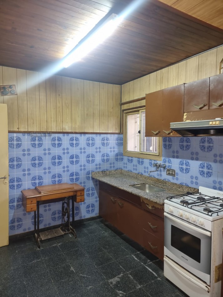 SE VENDE BARRIO ATE, Inversion asegurada: casa + 2 departamentos con potencial de renta