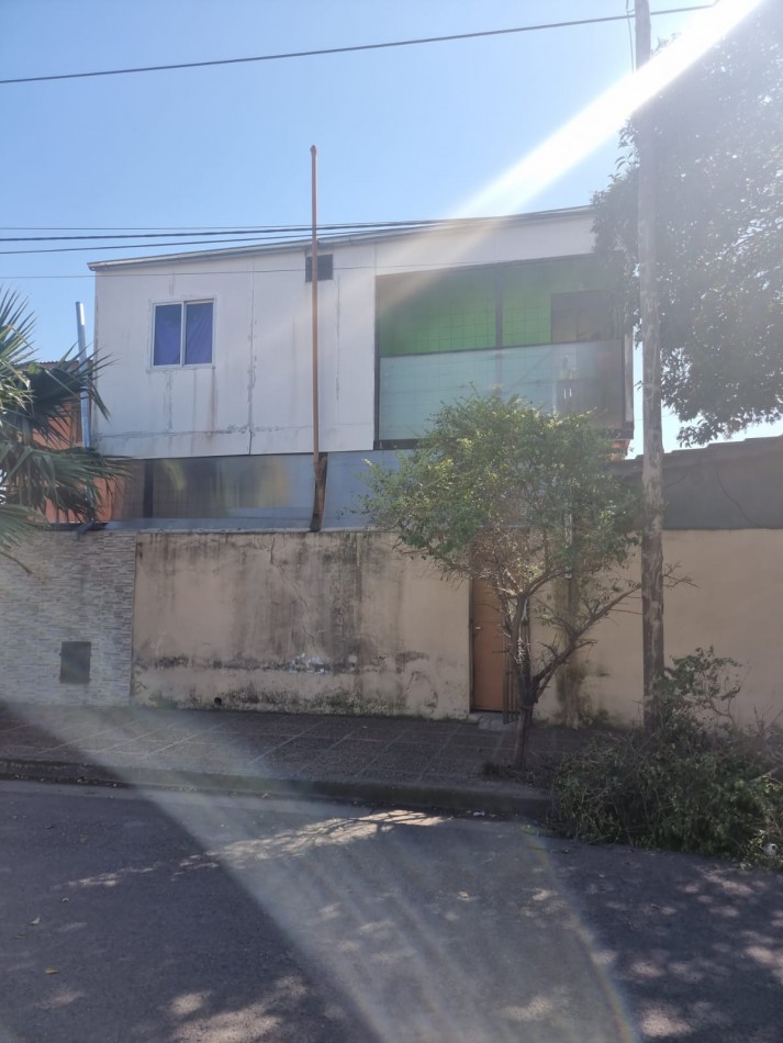 SE VENDE BARRIO ATE, Inversion asegurada: casa + 2 departamentos con potencial de renta