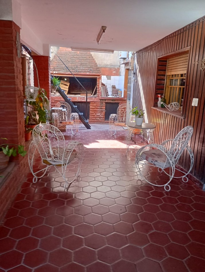 SE VENDE BARRIO ATE, Inversion asegurada: casa + 2 departamentos con potencial de renta