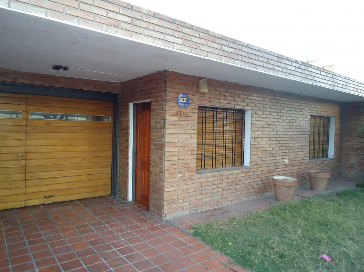 B° Los naranjos, sobre calle Maestro Vidal, impecable.-
